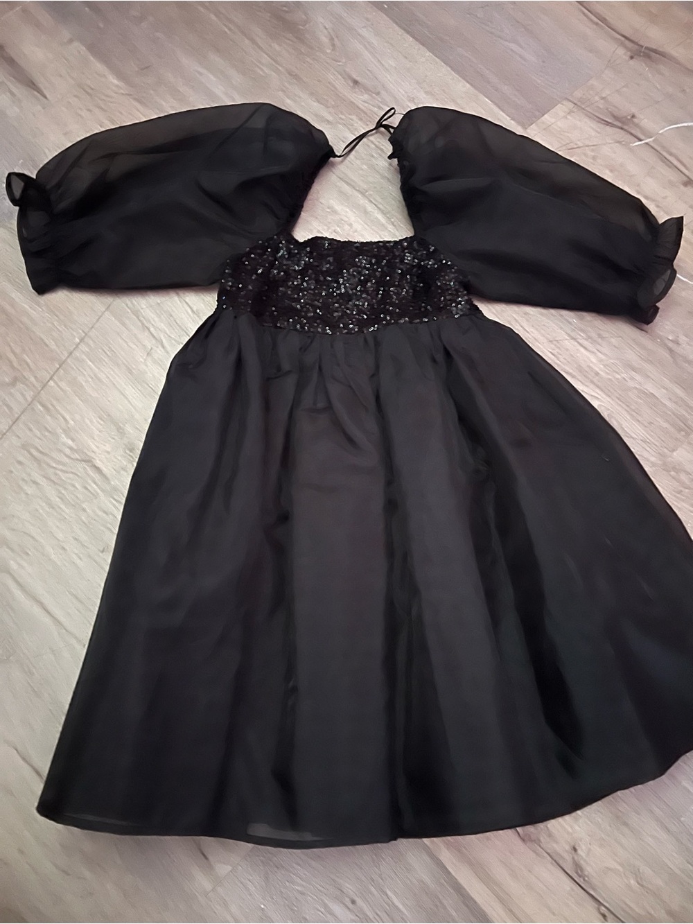 Elegant Black Puff-Sleeve Formal Dress with Sequined Bodice